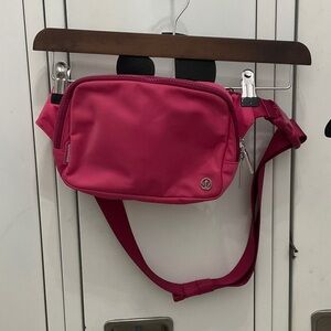 lululemon everywhere belt bag 2L Raspberry